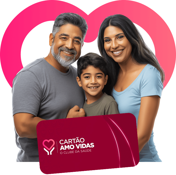 Família sorrindo com o cartão Amo Vidas