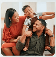 Família reunida e sorrindo