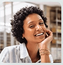 Mulher sorrindo, representando o cliente Amo Vidas