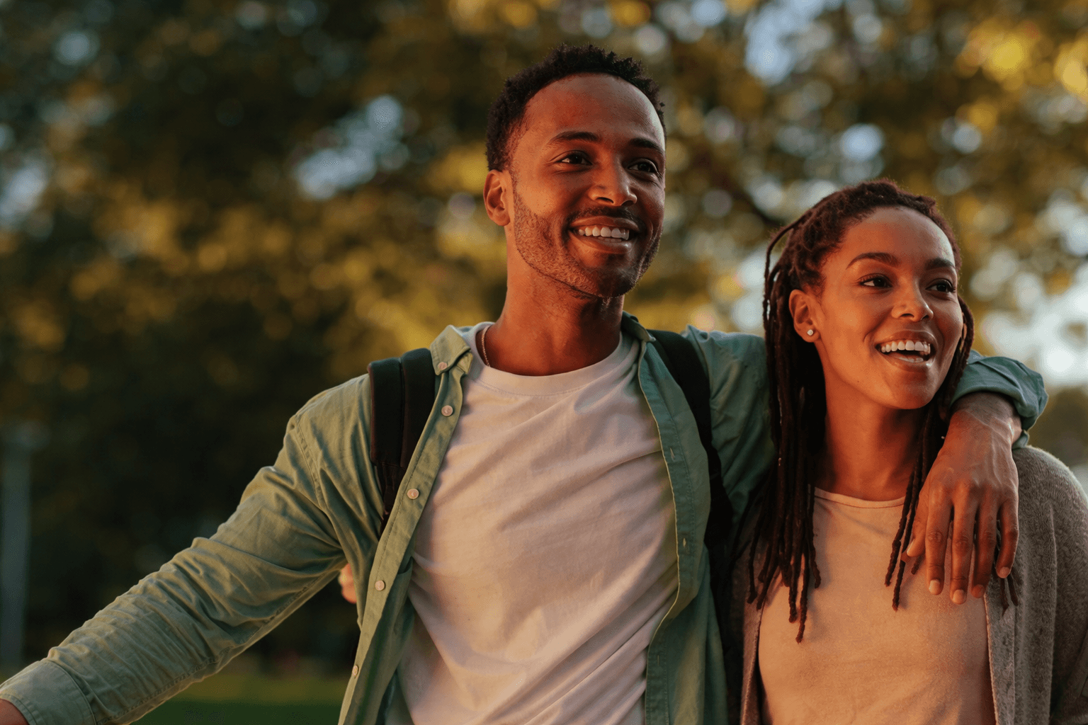 Casal sorrindo ao ar livre, representando uma vida com saúde e bem-estar